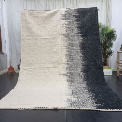Tappeto Kilim astratto in bianco e nero