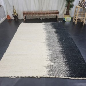 Tappeto Kilim astratto in bianco e nero