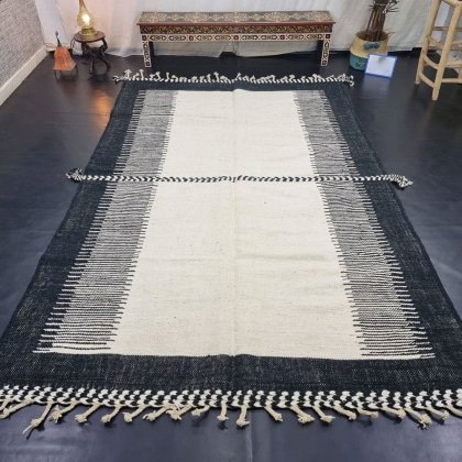 Tappeto kilim Zanafi in bianco e nero