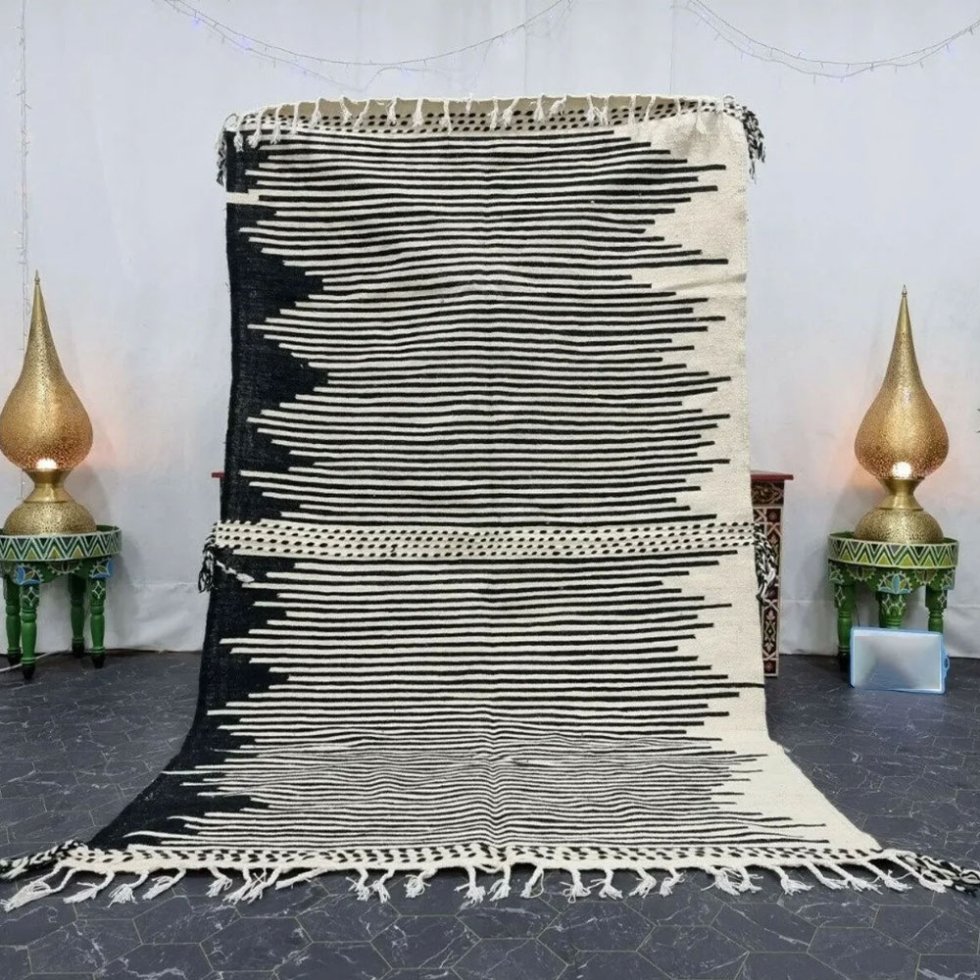 Tappeto kilim berbero a righe bianche e nere