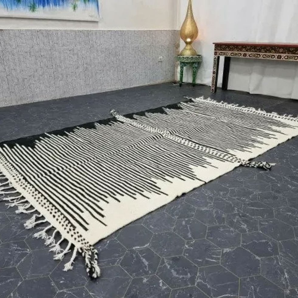 Tappeto kilim berbero a righe bianche e nere