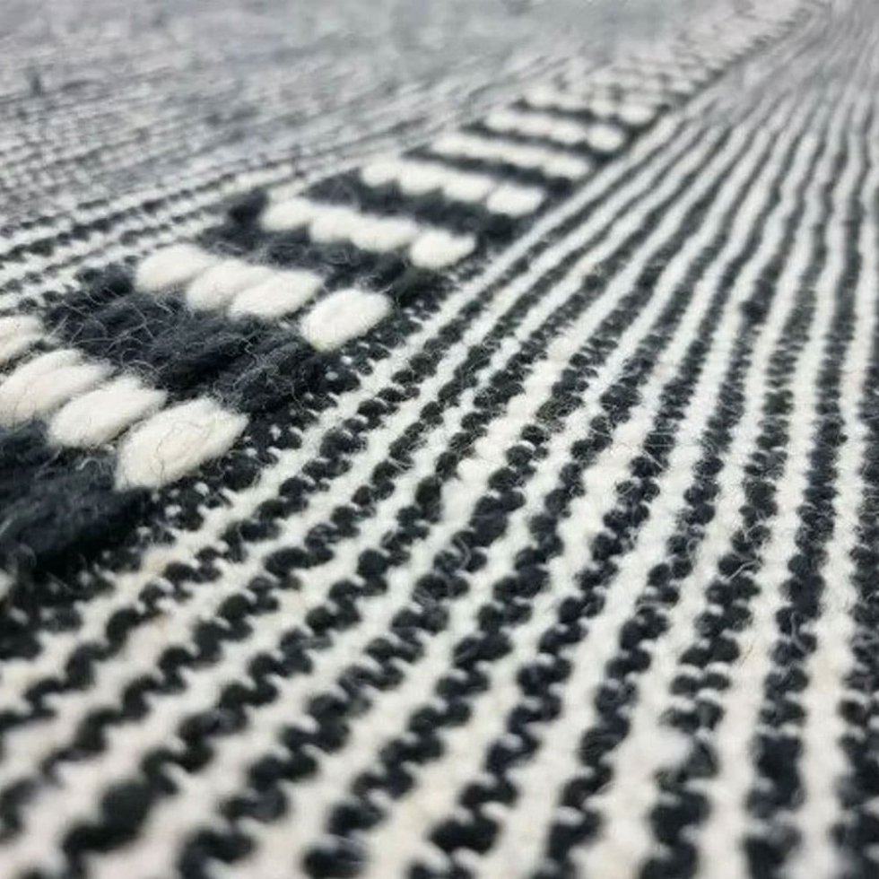 Tappeto kilim berbero a righe bianche e nere