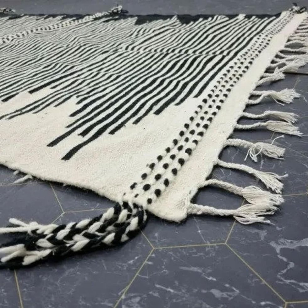 Tappeto kilim berbero a righe bianche e nere