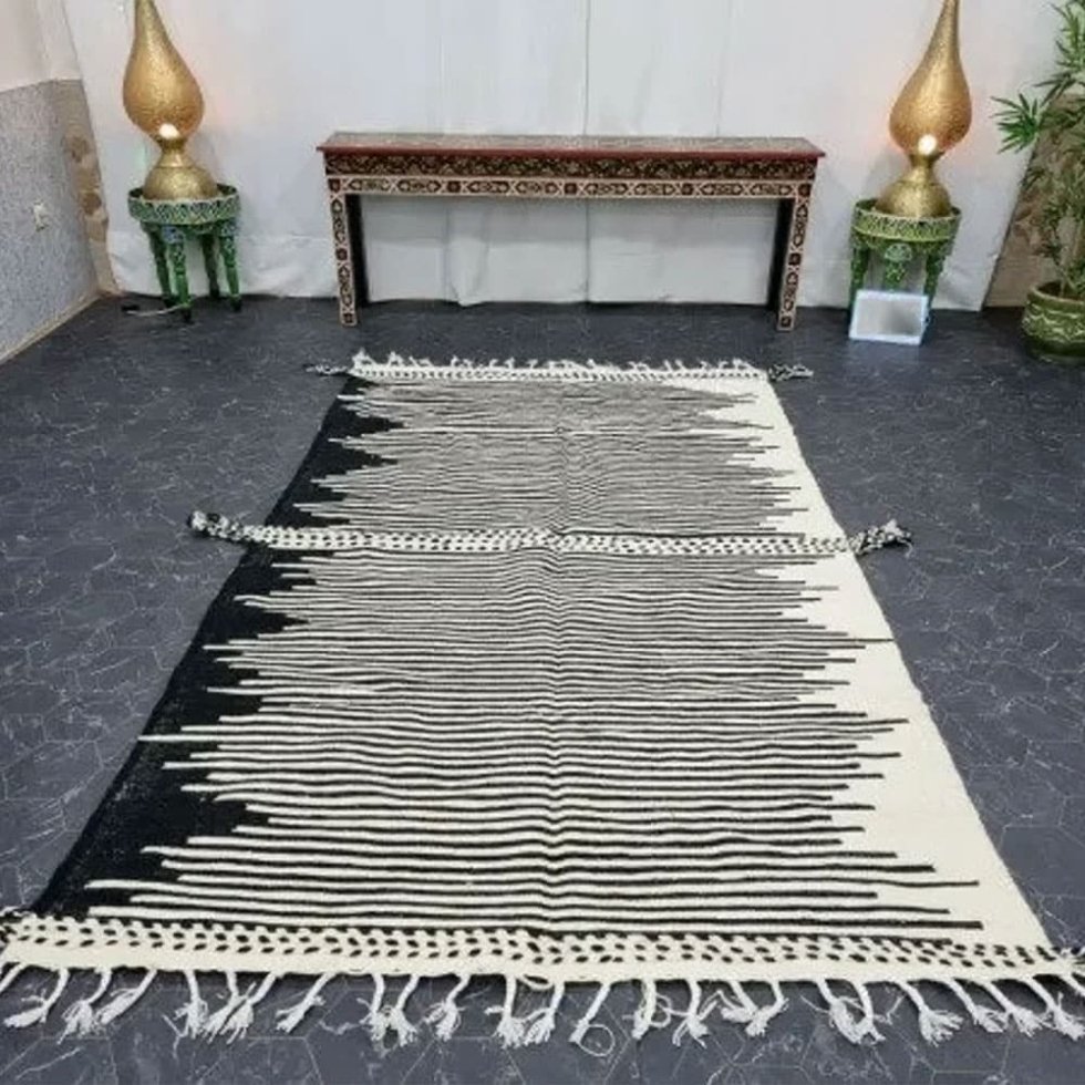 Tappeto kilim berbero a righe bianche e nere