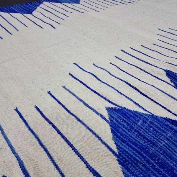 Tappeto kilim berbero blu e bianco - immagine 8
