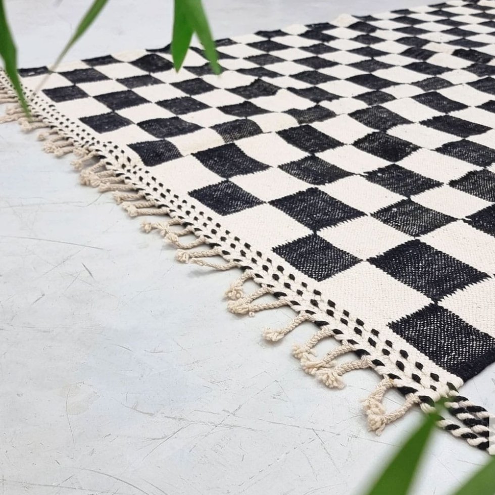 Tapis kilim marocain à carreaux noir et blanc