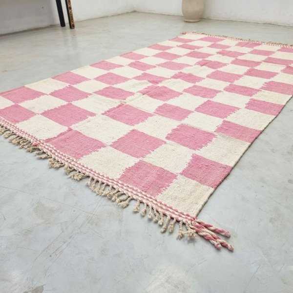 Tappeto kilim marocchino a scacchi rosa e bianco