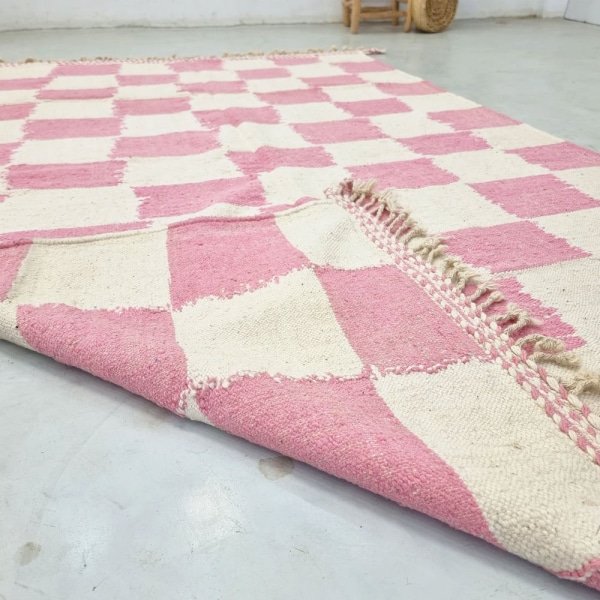 Tappeto kilim marocchino a scacchi rosa e bianco