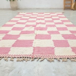Tappeto kilim marocchino a scacchi rosa e bianco