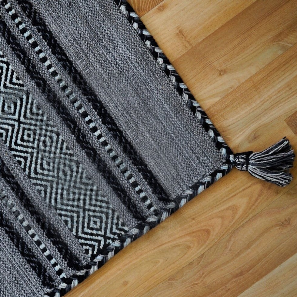 Tappeto kilim moderno nero fatto a mano