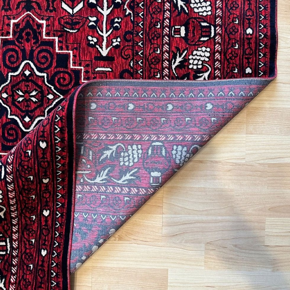 Grande tappeto rosso in stile afghano