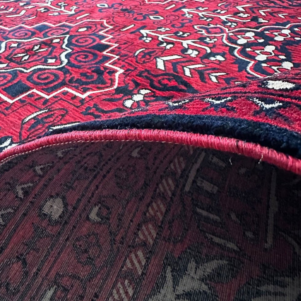 Grande tappeto rosso in stile afghano