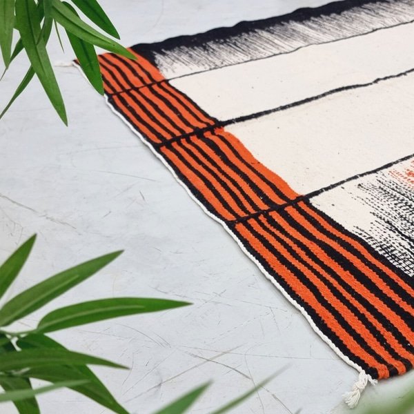 Tappeto Kilim a tessitura piatta arancione e nero