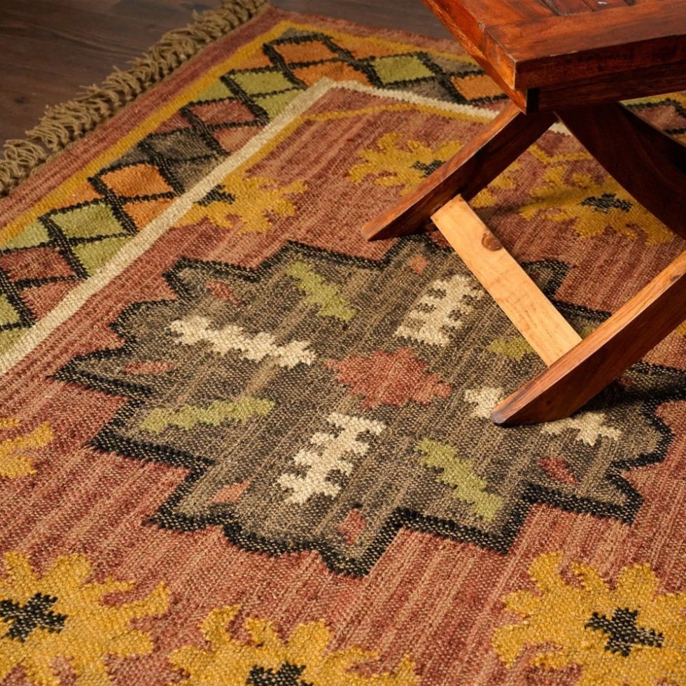 Tappeto kilim rosso sbiadito in stile navajo
