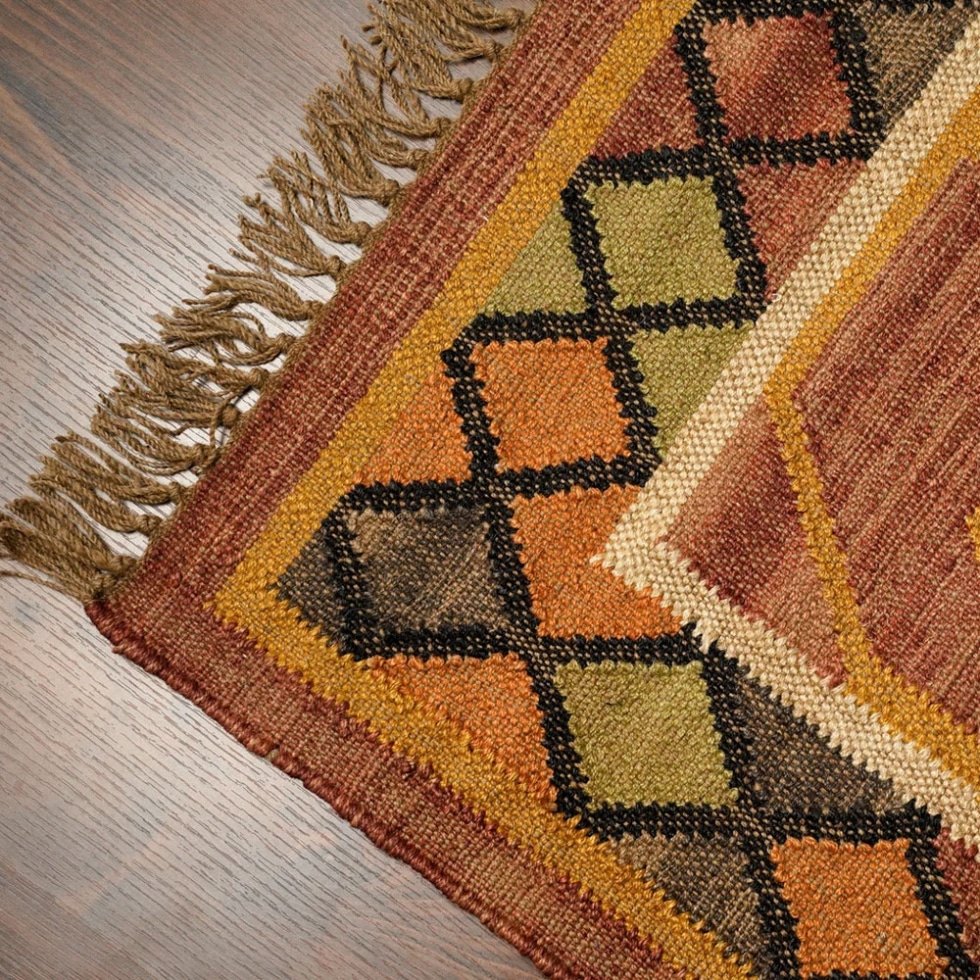 Tappeto kilim rosso sbiadito in stile navajo