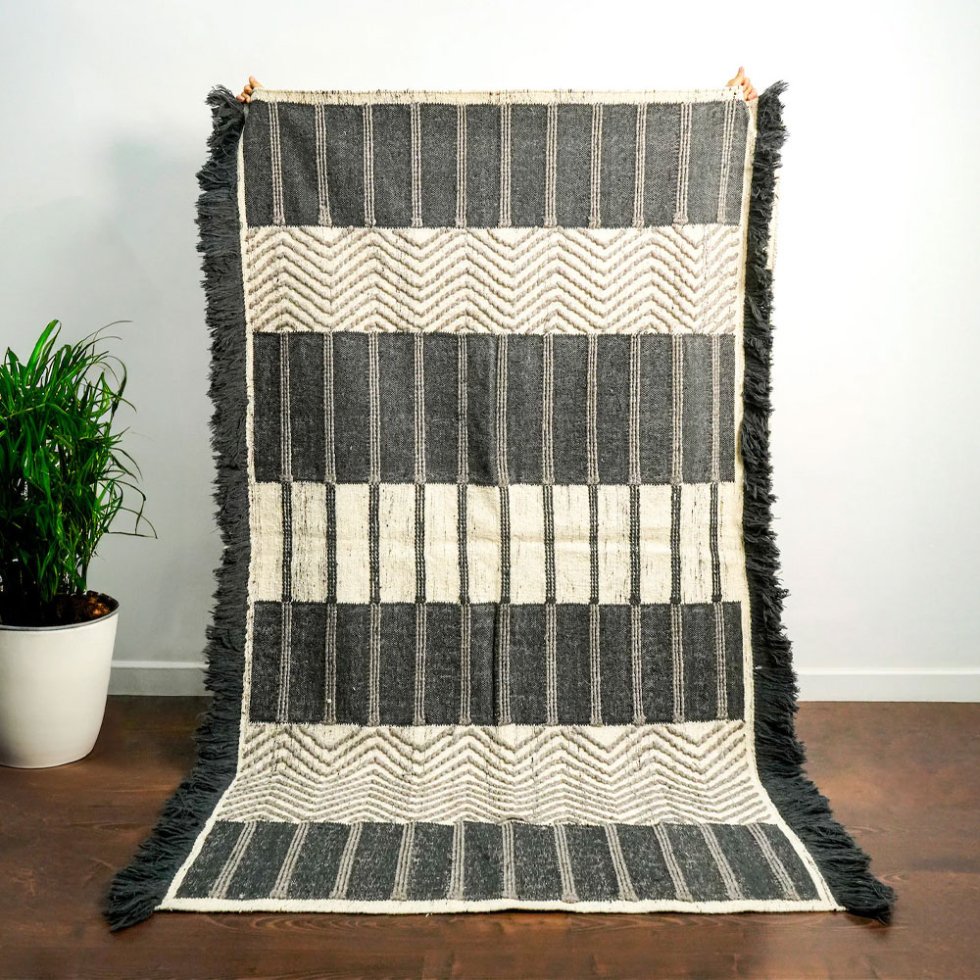 Tappeto kilim bianco e nero in stile scandinavo