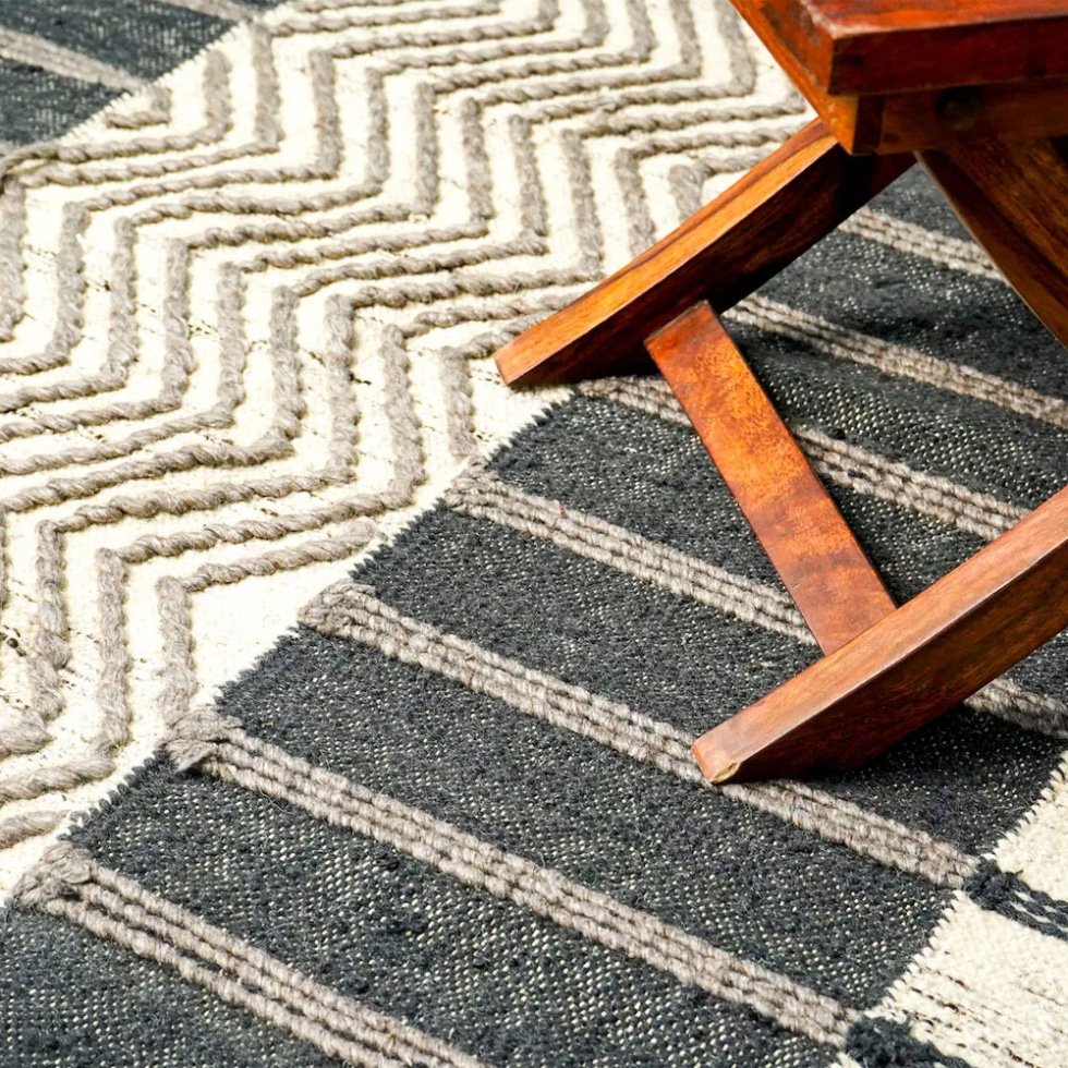 Tappeto kilim bianco e nero in stile scandinavo