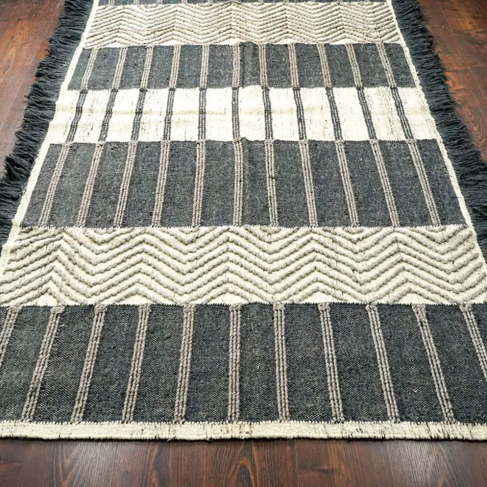 Tappeto kilim bianco e nero in stile scandinavo
