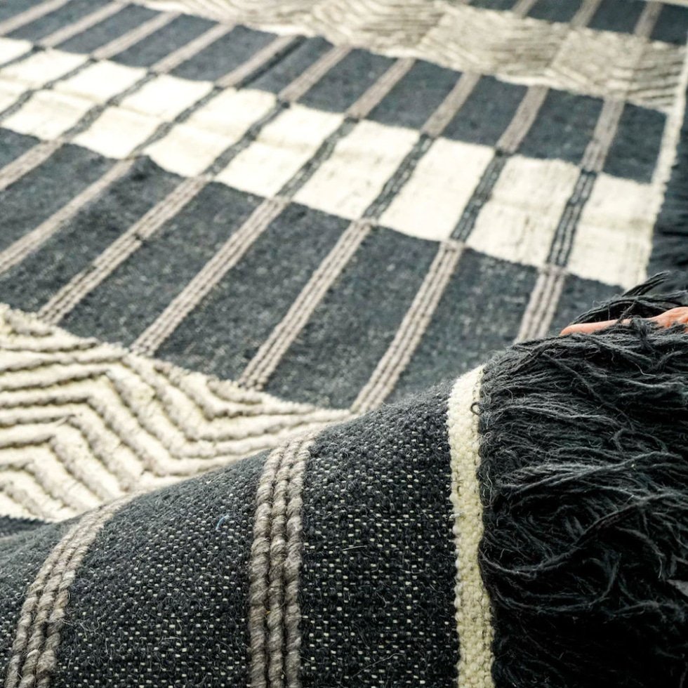 Tappeto kilim bianco e nero in stile scandinavo