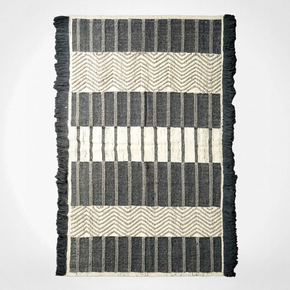 Tappeto kilim bianco e nero in stile scandinavo