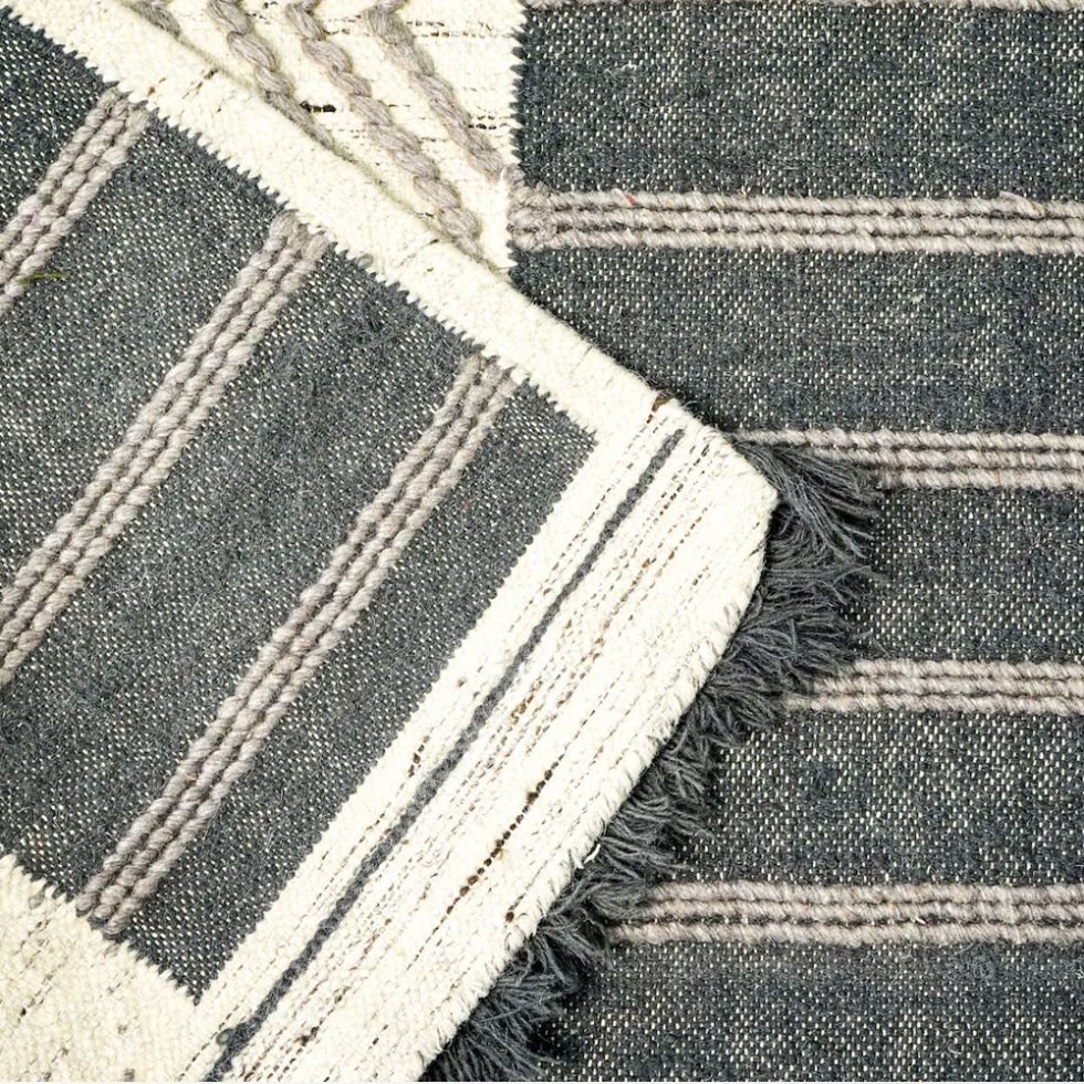 Tappeto kilim bianco e nero in stile scandinavo