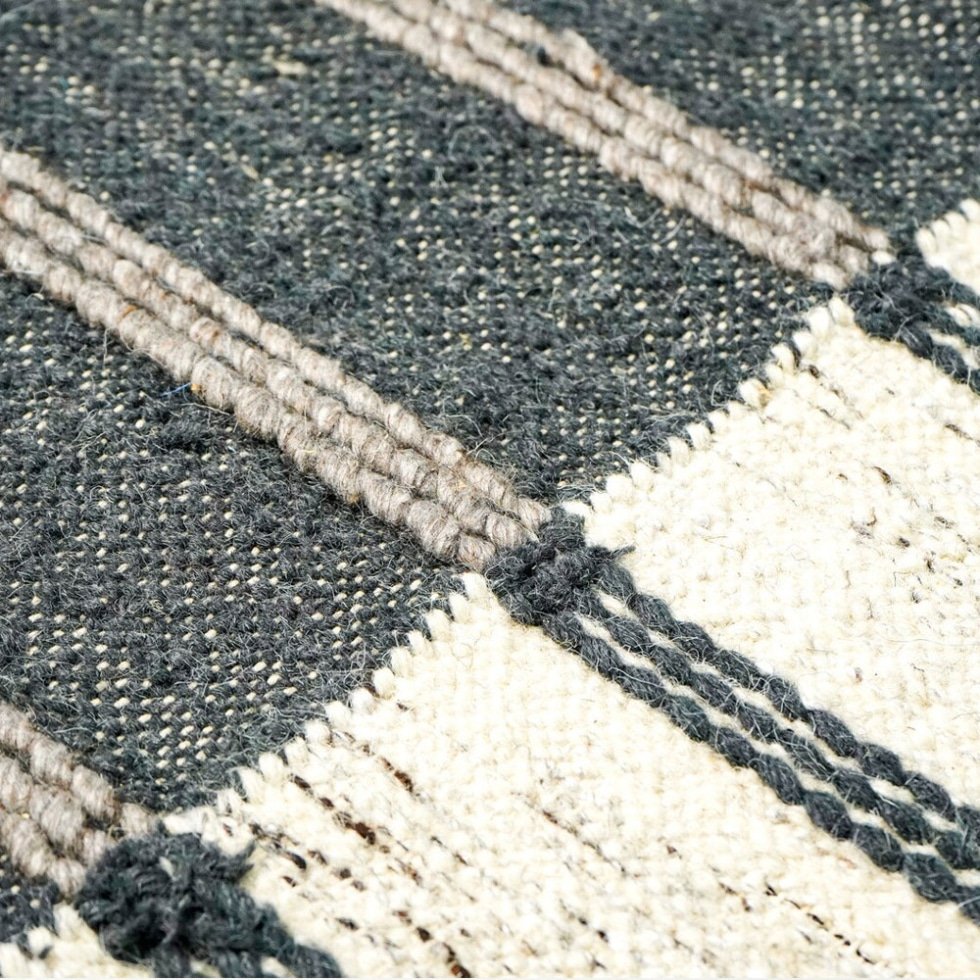 Tappeto kilim bianco e nero in stile scandinavo