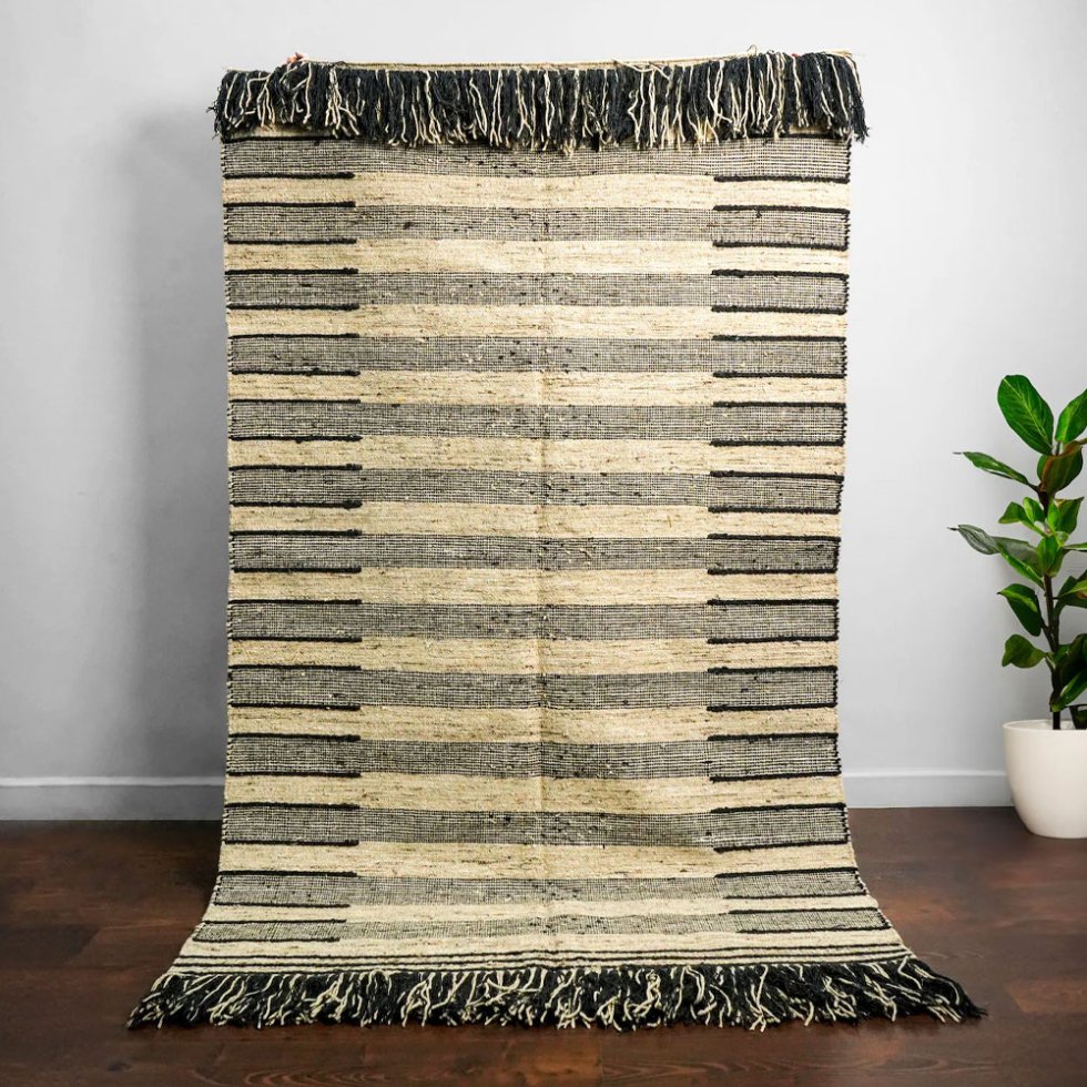 Tappeto kilim a righe in stile scandinavo
