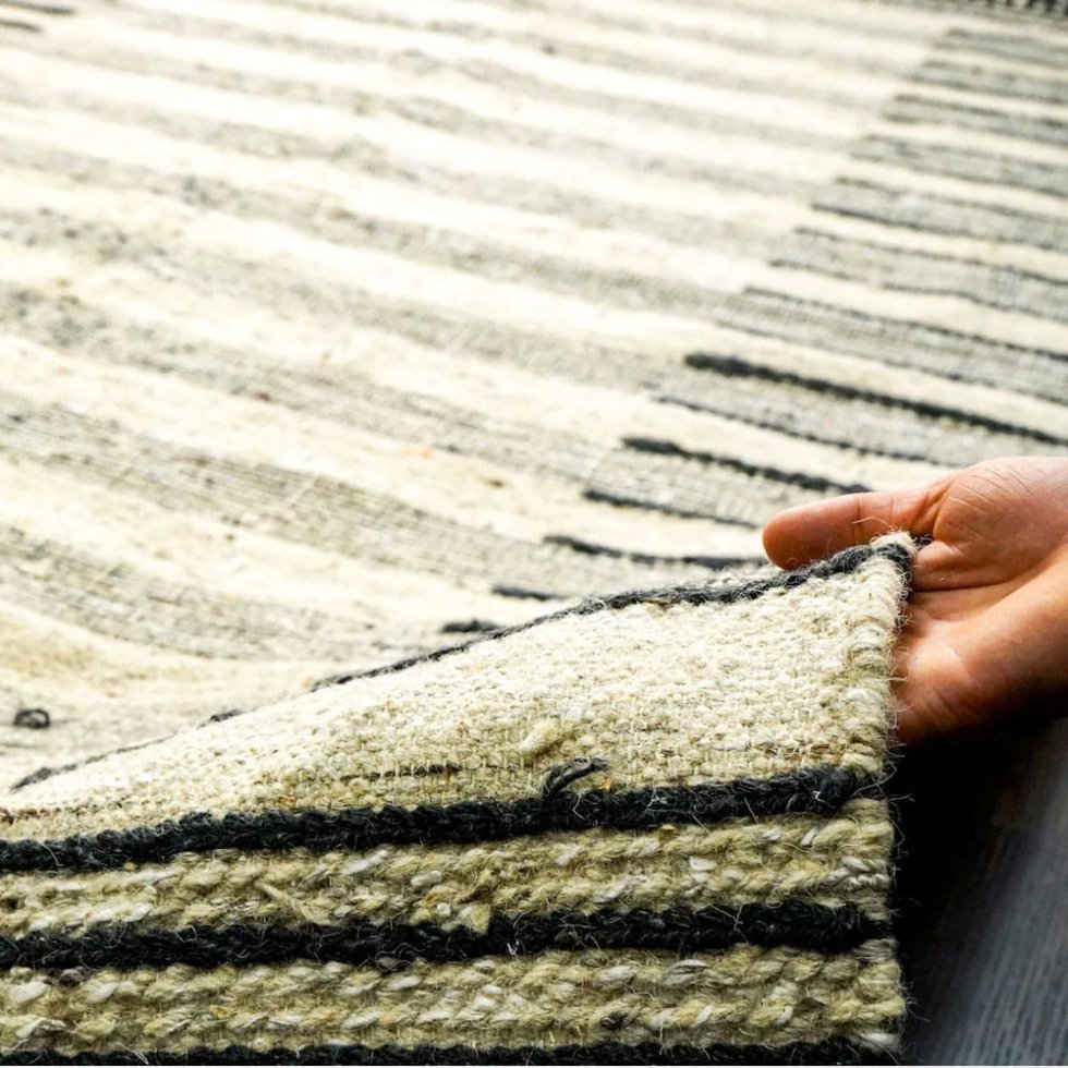 Tappeto kilim a righe in stile scandinavo