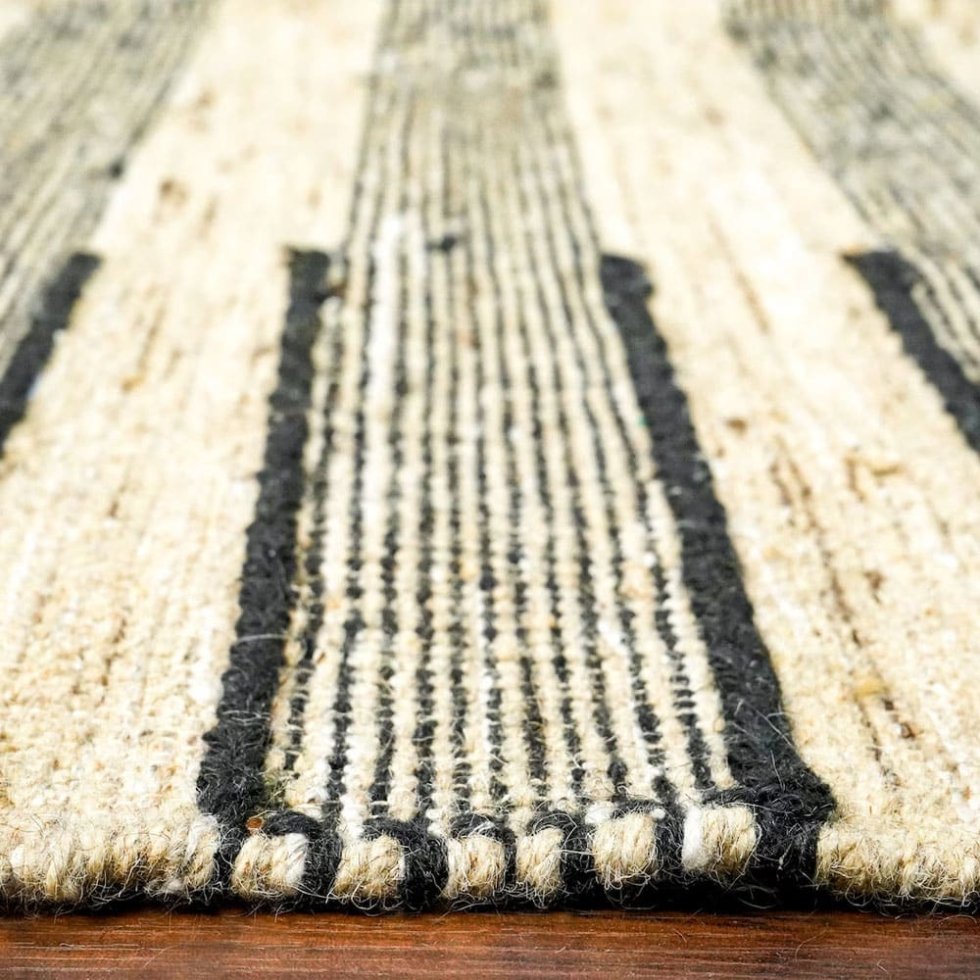 Tappeto kilim a righe in stile scandinavo