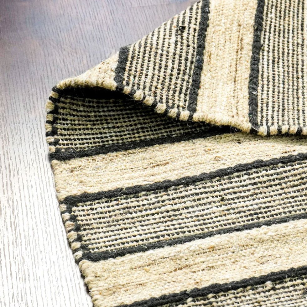 Tappeto kilim a righe in stile scandinavo