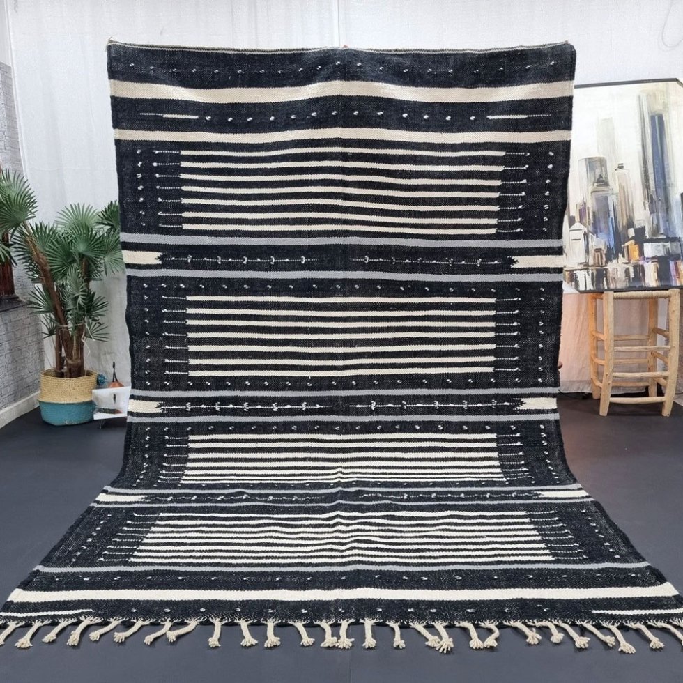 Tappeto kilim berbero a righe bianche e nere