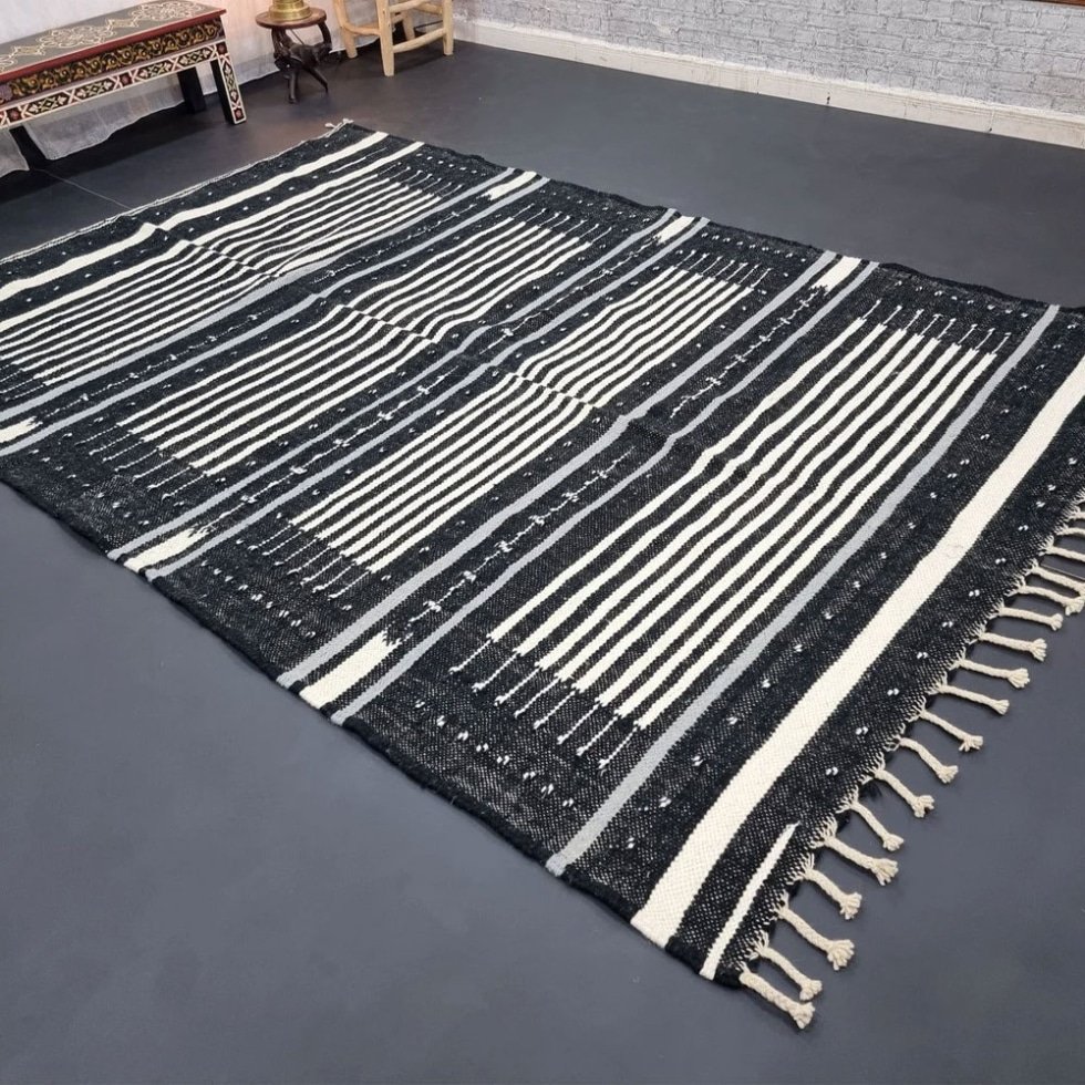 Tappeto kilim berbero a righe bianche e nere