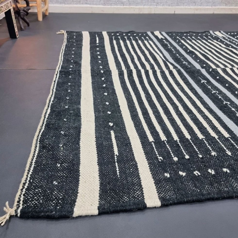 Tappeto kilim berbero a righe bianche e nere