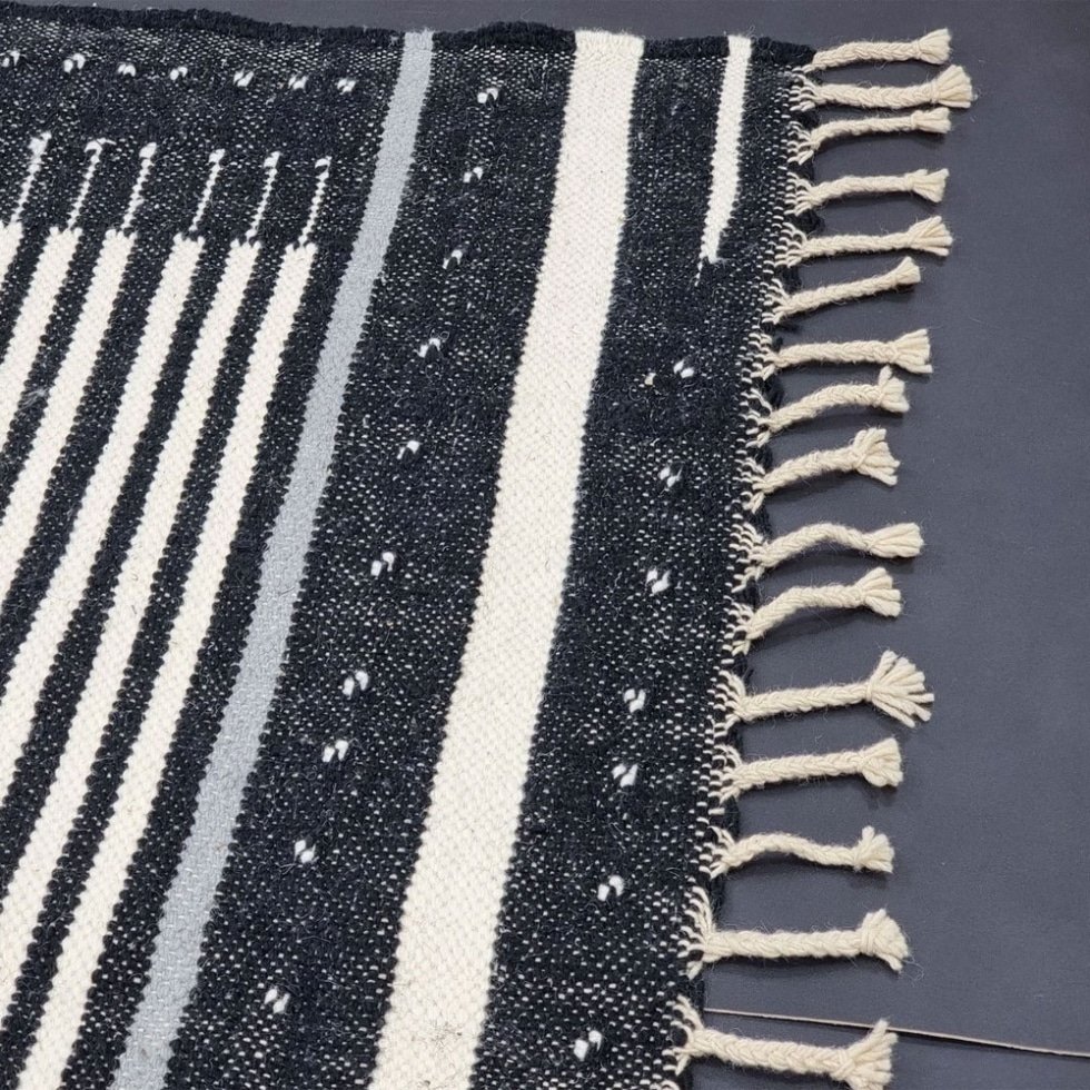 Tappeto kilim berbero a righe bianche e nere