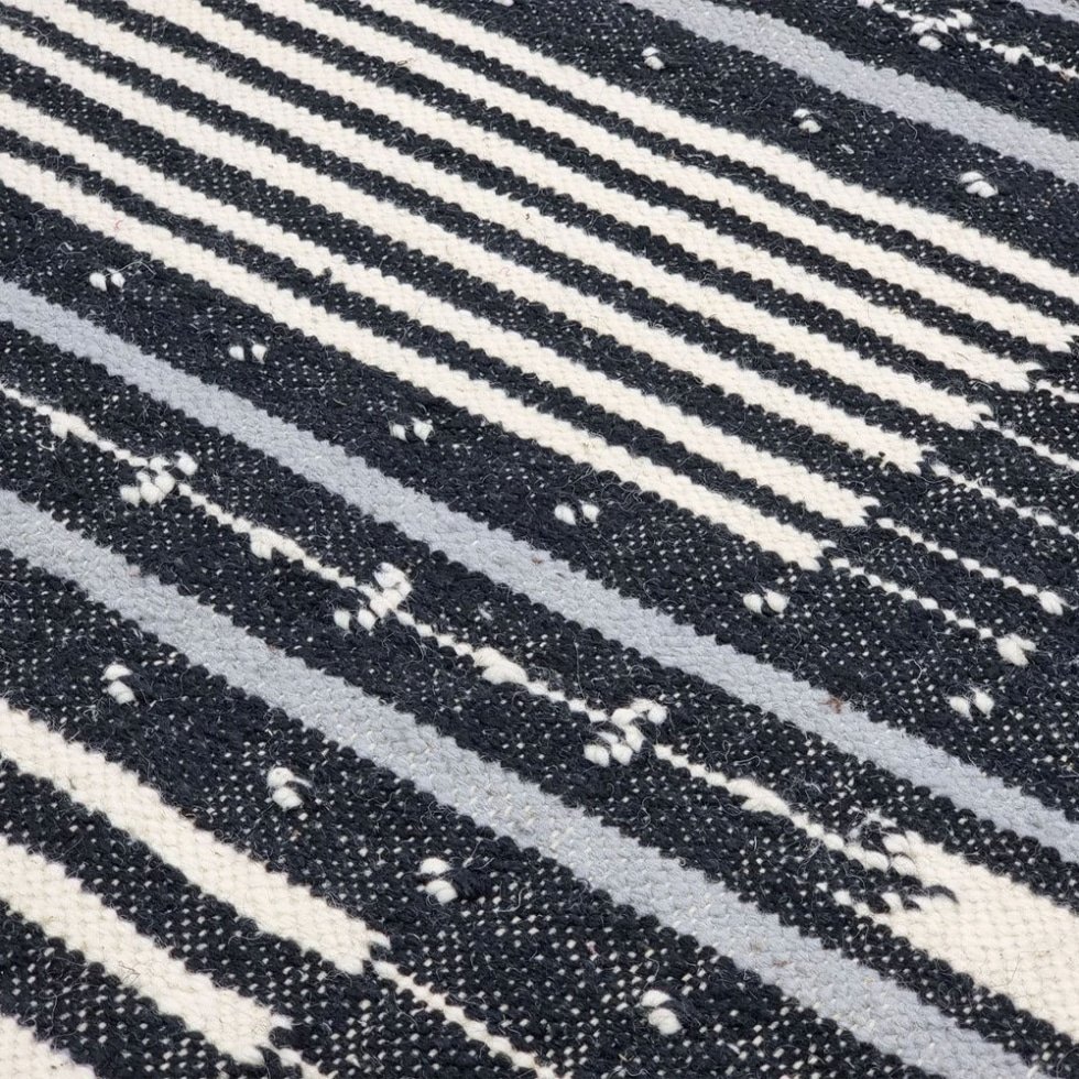 Tappeto kilim berbero a righe bianche e nere