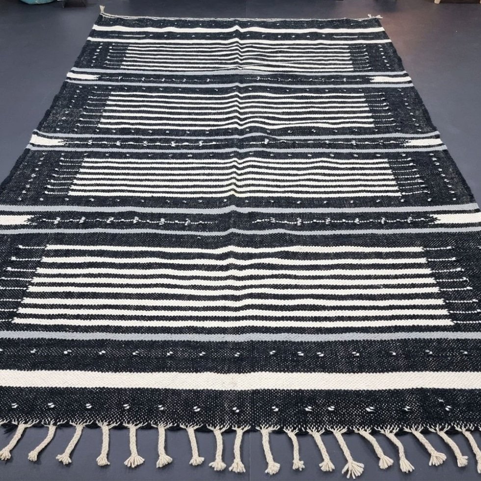 Tappeto kilim berbero a righe bianche e nere