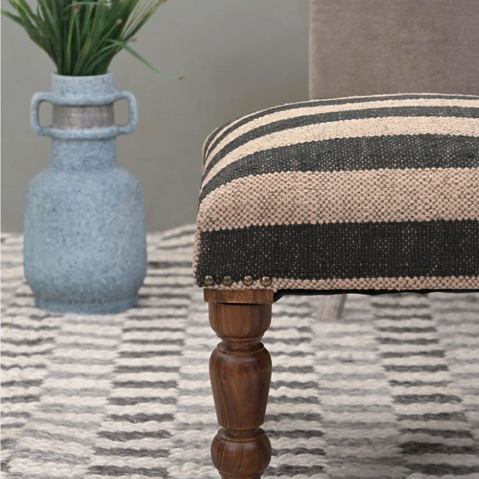 Pouf poggiapiedi kilim a righe nere