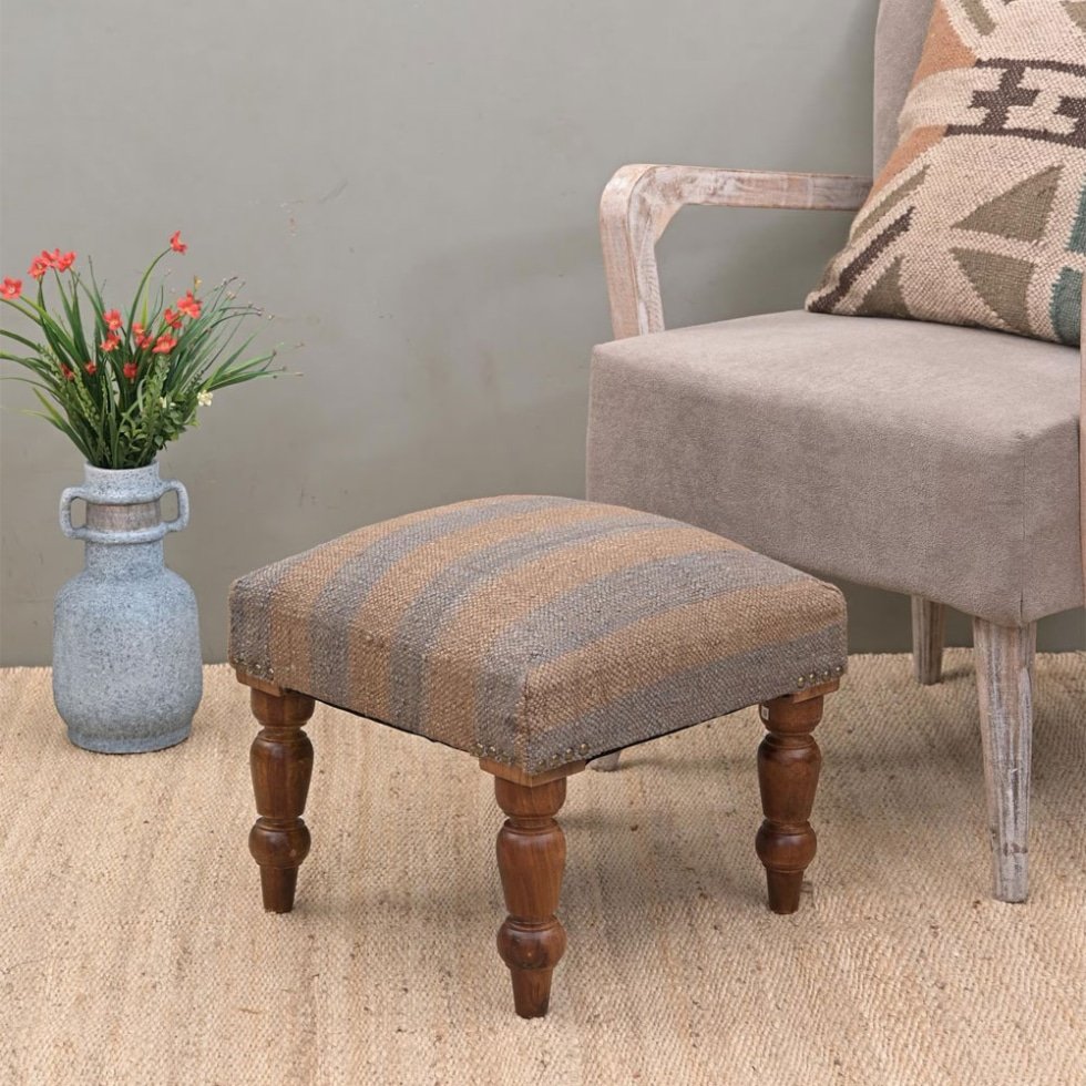 Pouf poggiapiedi kilim a strisce grigie