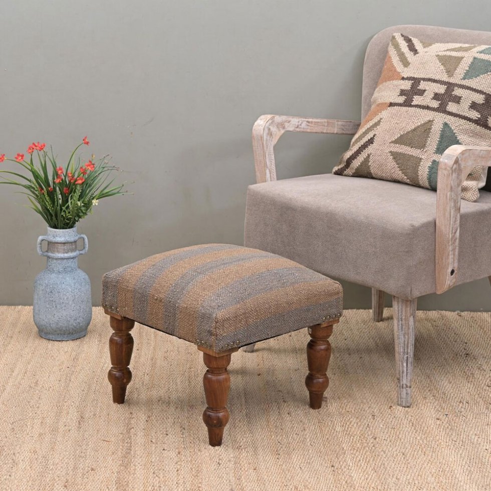 Pouf poggiapiedi kilim a strisce grigie