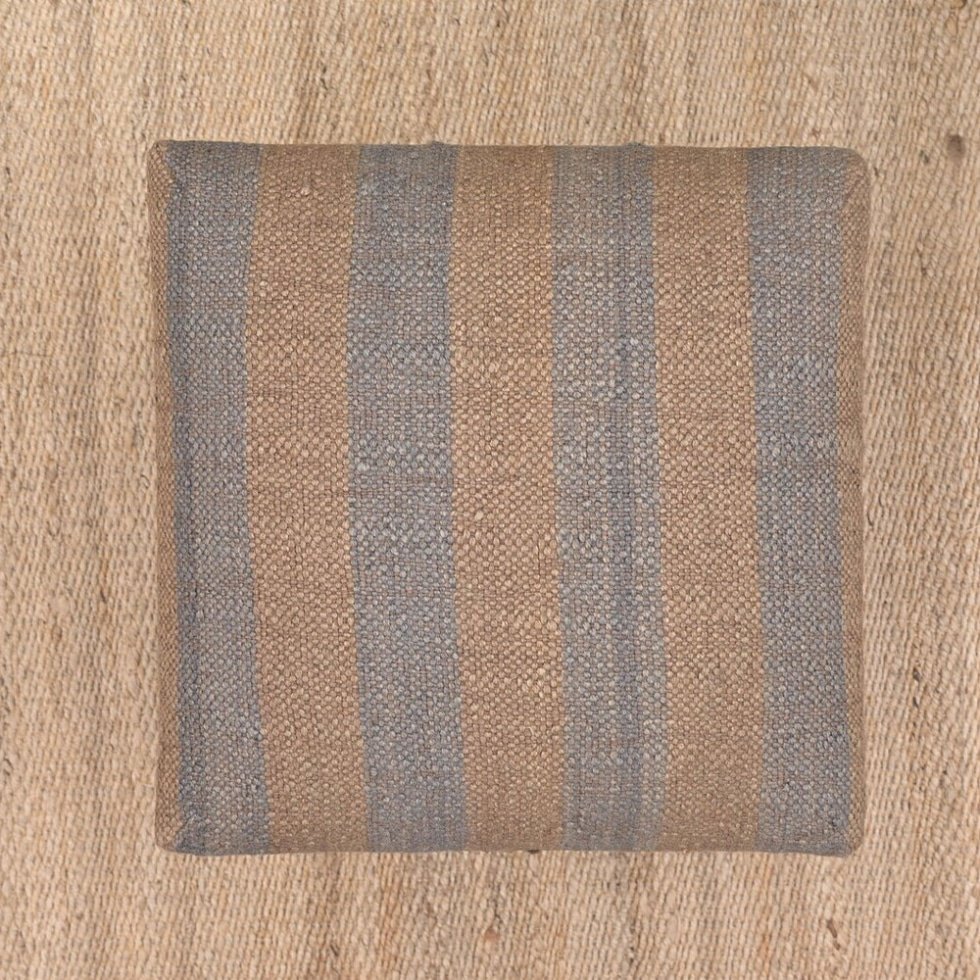 Pouf poggiapiedi kilim a strisce grigie