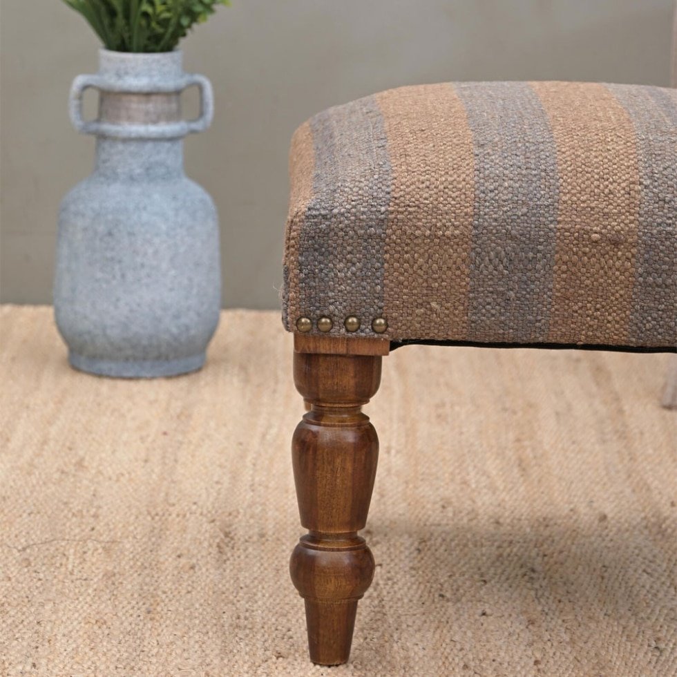 Pouf poggiapiedi kilim a strisce grigie