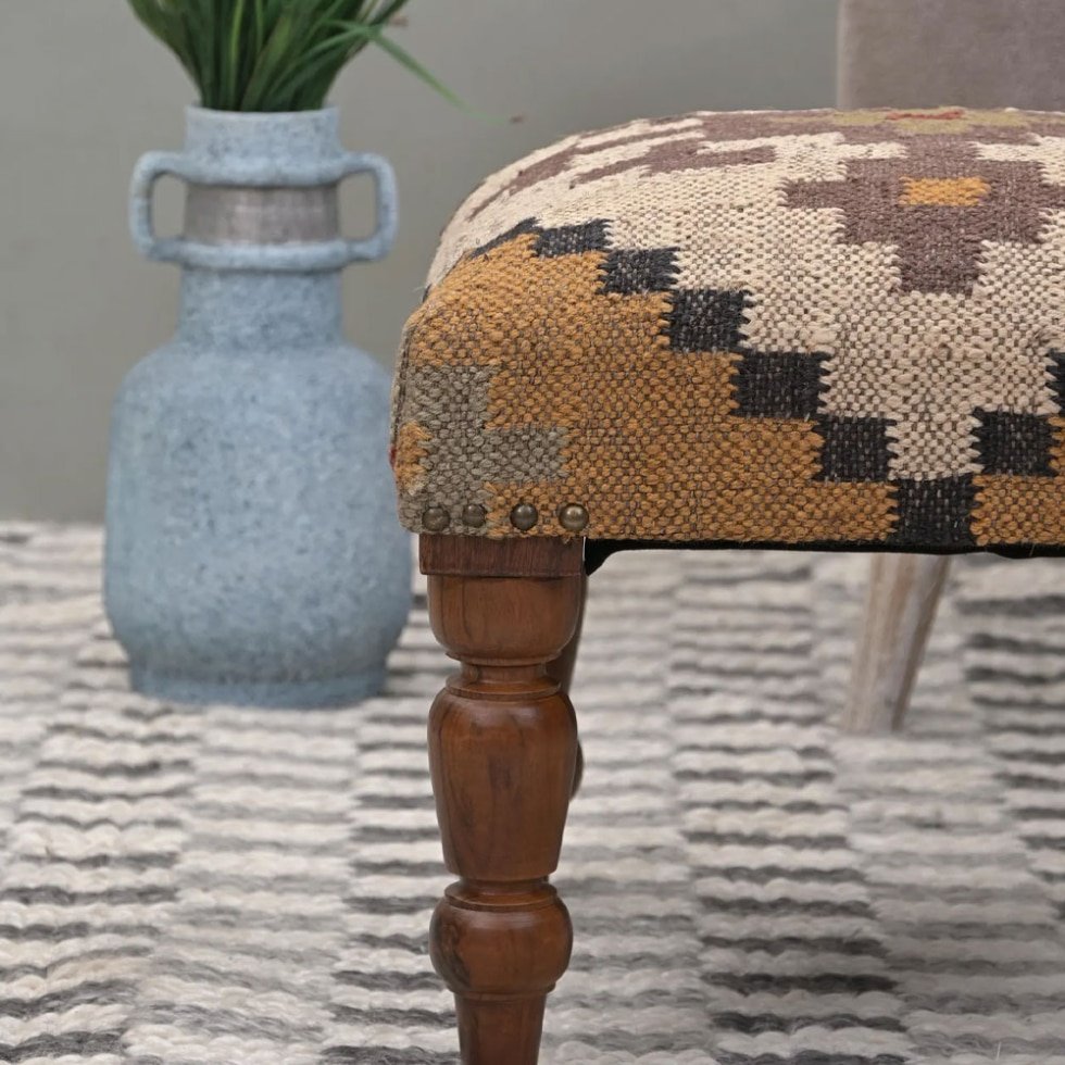 Pouf poggiapiedi quadrato in kilim decorato avorio