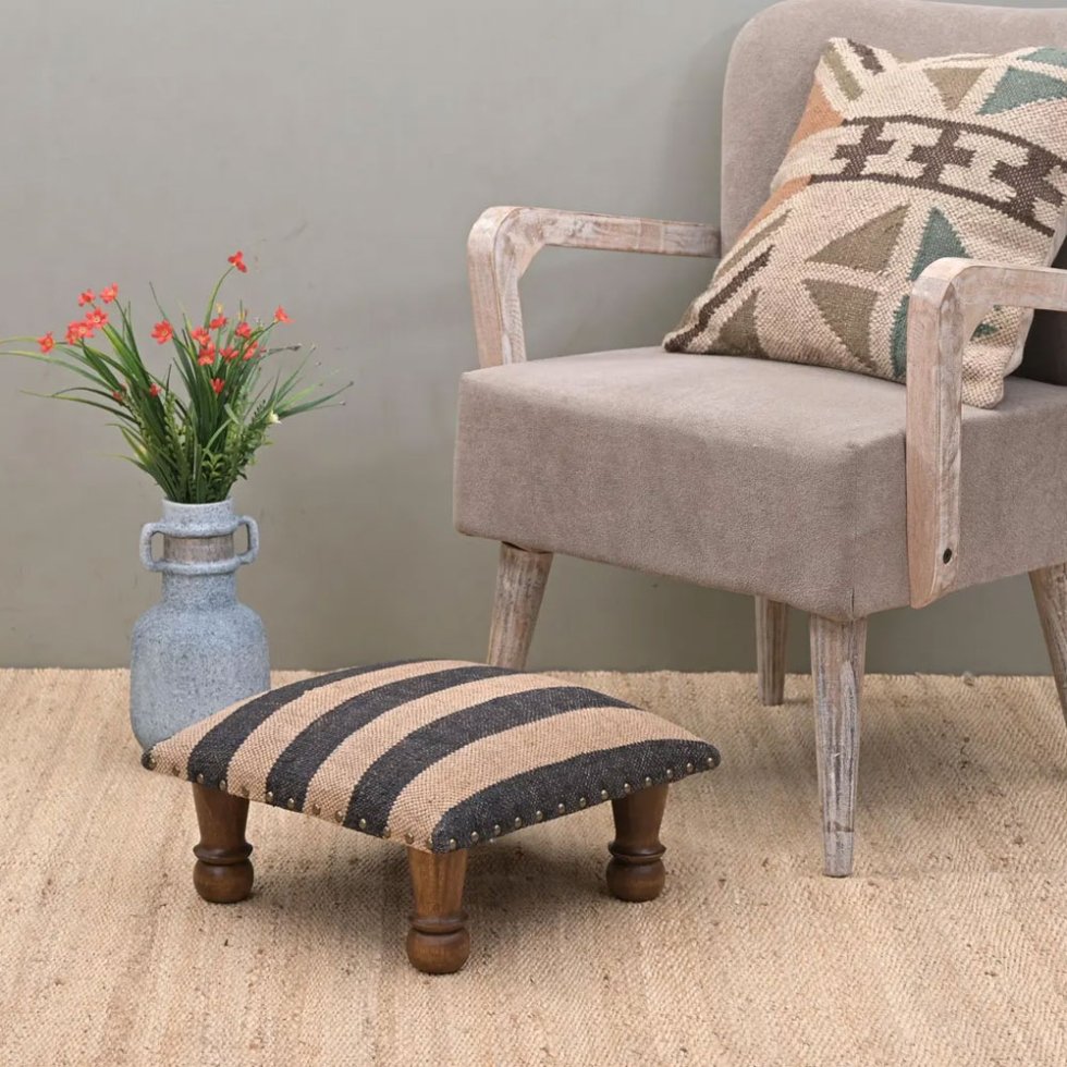 Piccolo pouf kilim a righe nere