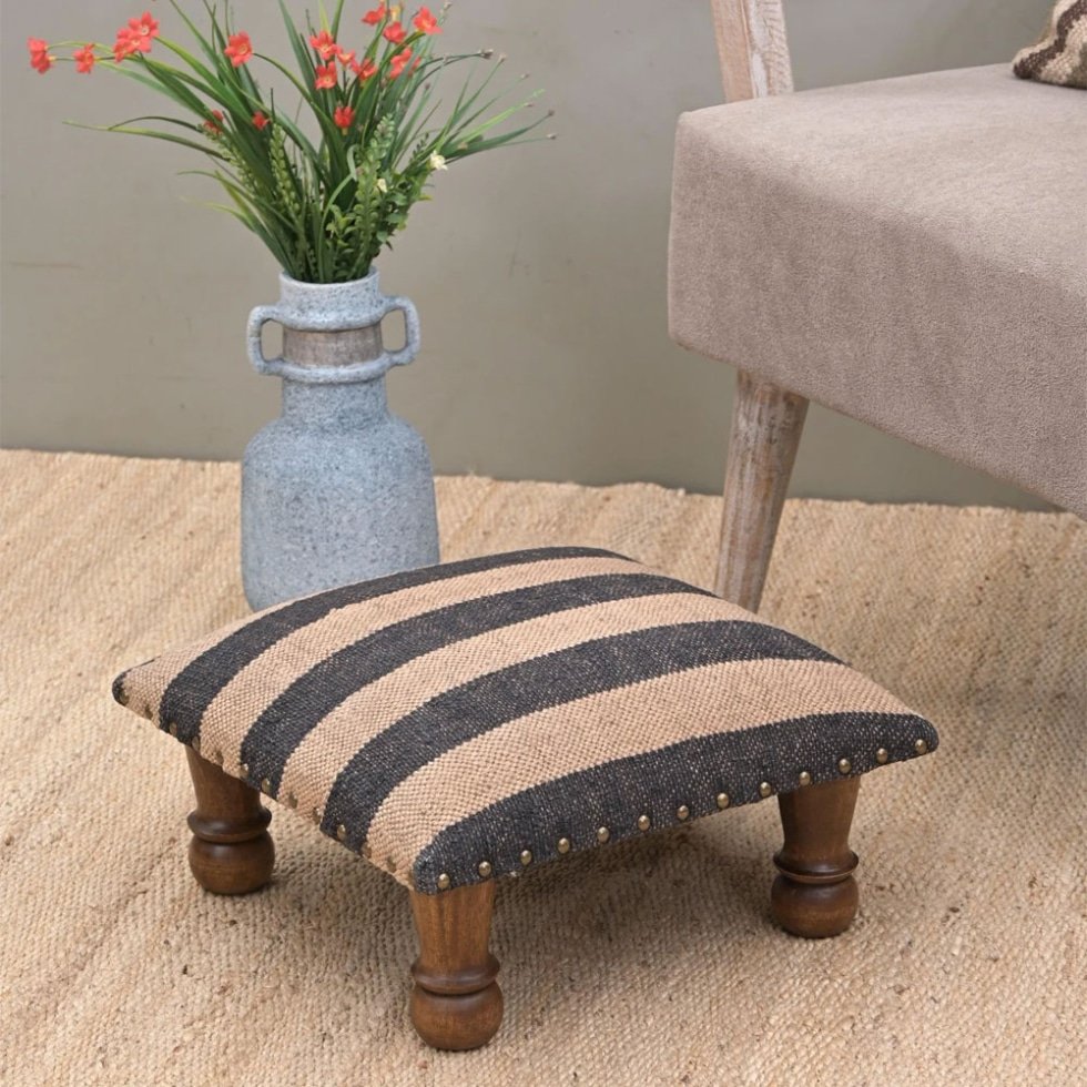 Piccolo pouf kilim a righe nere