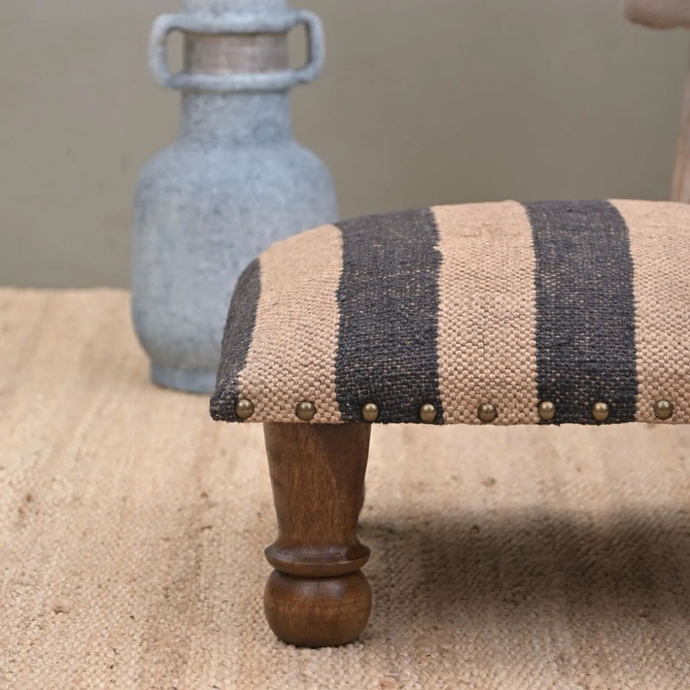Piccolo pouf kilim a righe nere