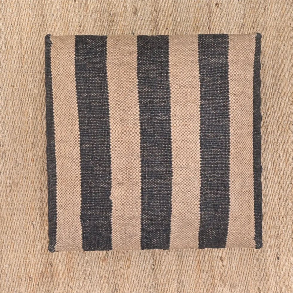 Piccolo pouf kilim a righe nere