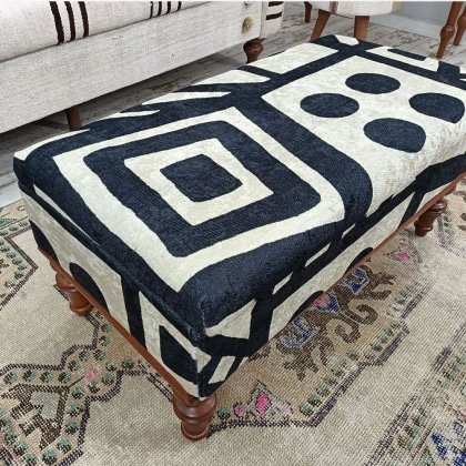 Tavolino da caffè con pouf kilim turco bianco e nero con portaoggetti