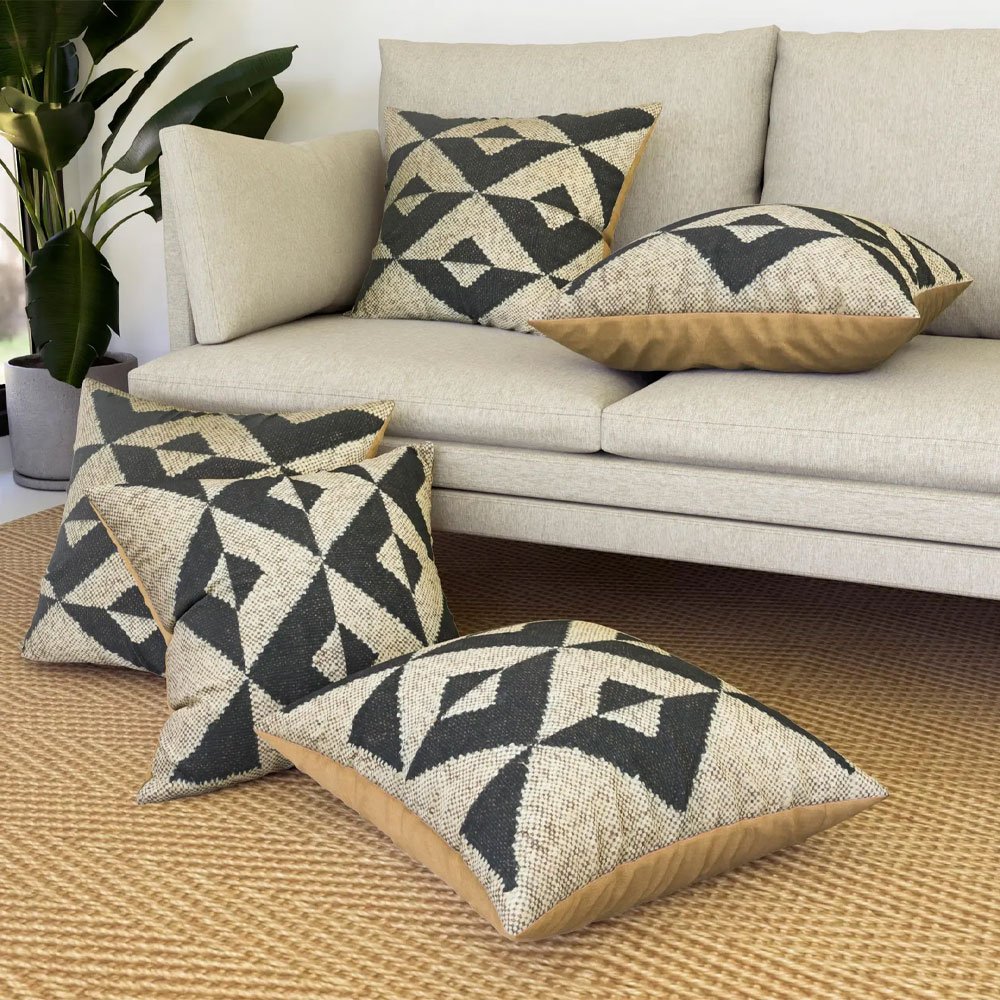 Cuscini kilim bianchi e neri Cuscini kilim bianchi e neri