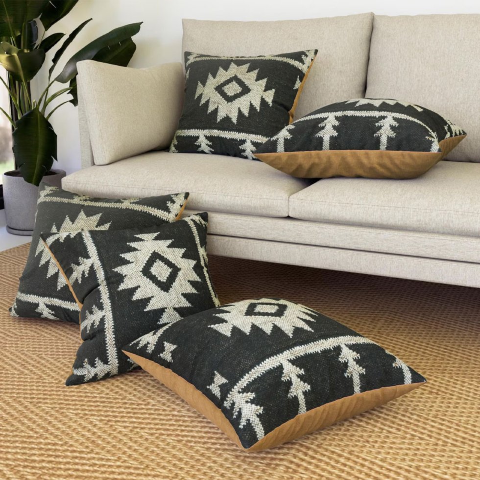 Cuscini kilim ornati neri