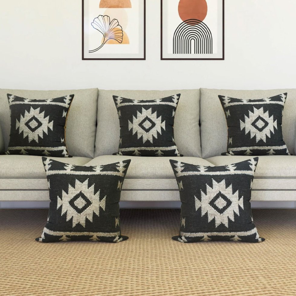 Cuscini kilim ornati neri